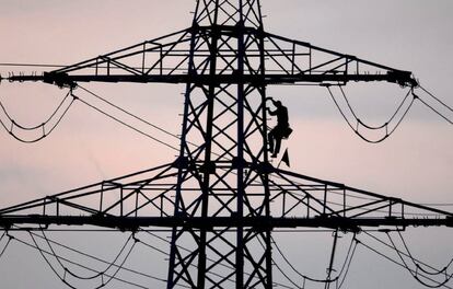 Un trabajador en una torre el&eacute;ctrica. 