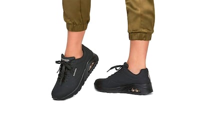 Skechers para mujer sobre fondo blanco.