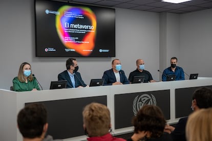 De izquierda a derecha, Marta de Pablo, directora de Nuevos Negocios de Vodafone, Diego Castrillo, CEO de Empower Talent, Cristóbal Fernández Muñoz, director de los cursos, Edgar Martín-Blas, CEO de Virtual Voyagers y Eduardo Herranz Sánchez, COO de la misma compañía, durante la presentación.