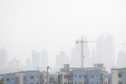 Vista de la nube de humo tóxico en la Ciudad de Panamá.