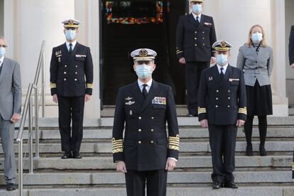 Felipe VI ha visitado el Instituto Hidrográfico de la Marina de Cádiz y el buque Tofiño de la Base Naval de Rota. El instituto vela por la seguridad de la navegación en sus aspectos de obtener y difundir información sobre el mar y el litoral.