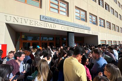 Centenares de aspirantes a personal fijo de RTVE en la categoría de informador, en la Facultad de Ciencias Económicas de la Universidad Complutense de Madrid, el pasado 29 de septiembre. 
