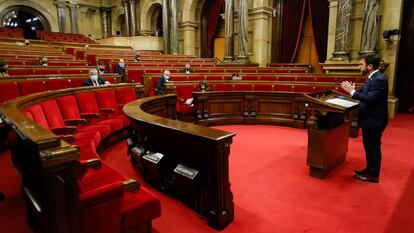 Pere Aragonés informing the regional parliament about coronavirus measures. 