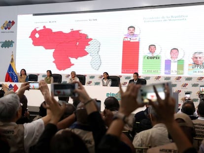 Membros do Comitê Nacional Eleitoral de Venezuela anunciam os resultados das eleições do Domingo em Caracas.