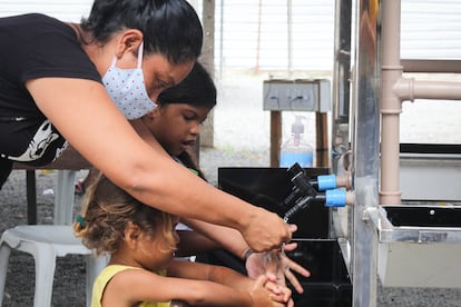 Niñas se lavan las manos en Roraima, al norte de Brasil.