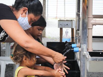 Niñas se lavan las manos en Roraima, al norte de Brasil.