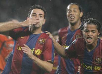 Xavi celebra su gol perseguido por Giovani y Ronaldinho.