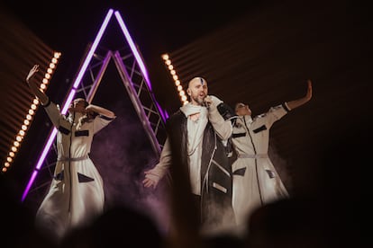 Mawot canta 'Raggio di sole' durante su actuación en la segunda semifinal del Benidorm Fest 2025.