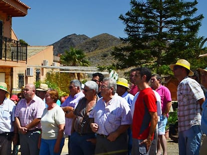 Vecinos afectados por el santuario de la tortuga mora, durante una concentración.