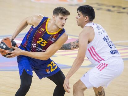 Sergi Martínez defendido por Deck. fcbarcelona