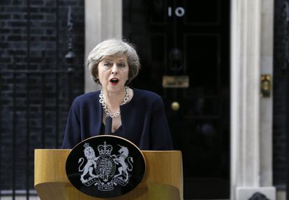 La nova primera ministra Theresa May parla davant dels mitjans de comunicació a les portes de la seva nova residència, al número 10 de Downing Street, Londres.