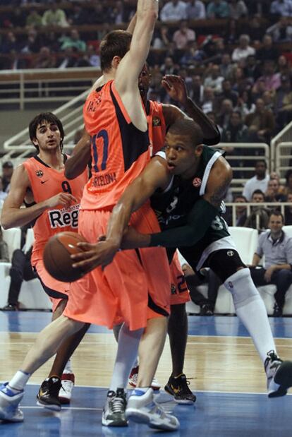 Batiste pasa el balón ante Fran Vázquez y Rubio.