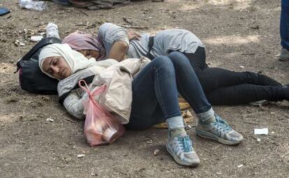 Dos mujeres duermen en un campo de refugiados en Serbia.