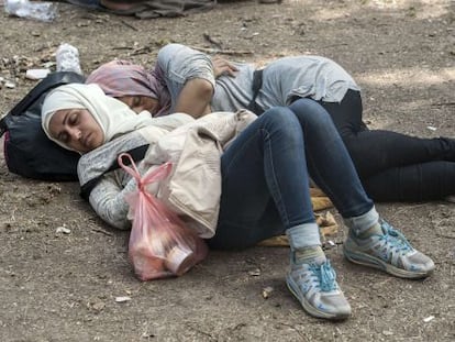Duas mulheres dormem em um campo de refugiados na Sérvia.