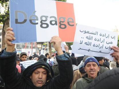 Seguidores de Ennahda portan esl&oacute;ganes contra Francia, a la que gritan &quot;l&aacute;rgate&quot;, como hicieran los revolucionarios contra Ben Ali.