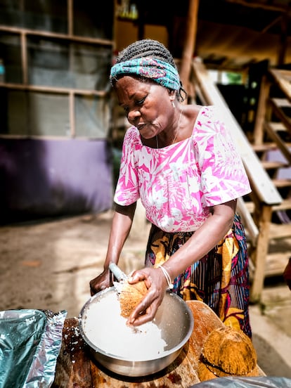 Una mujer garífuna preparando 'hudut', la tradicional sopa de pescado y coco. 