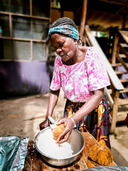 Una mujer garífuna preparando 'hudut', la tradicional sopa de pescado y coco. 