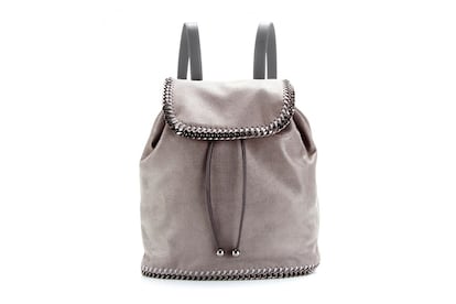 Mochila
	

	No tiene mucha complicación. Todos las usábamos para ir a colegio o de excursión. Ahora pisan fuerte en la calle y en estilismos más urbanos e incluso formales. Un buen ejemplo es este diseño de Stella McCartney.