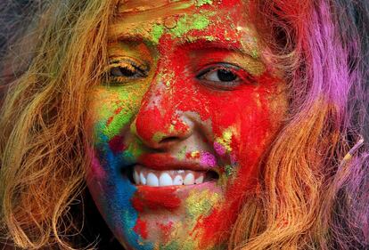 Una estudiante de la Universidad de Rabindra Bharati, con la cara pintada, participa dentro del campus en Calcuta (India).