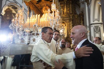 <b>DOMINGO DE RAMOS. Málaga.</b> El actor malagueño Antonio Banderas, mayordomo del trono de María Santísima de Lágrimas y Favores, saluda al pregonero de la Semana Santa de Málaga de este año, Félix Gutiérrez.