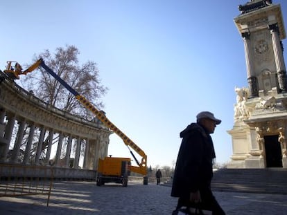 El mausoleo de Alfonso XII, en el Retiro. Al fondo, una de las gr&uacute;as usadas para su rehabilitaci&oacute;n.