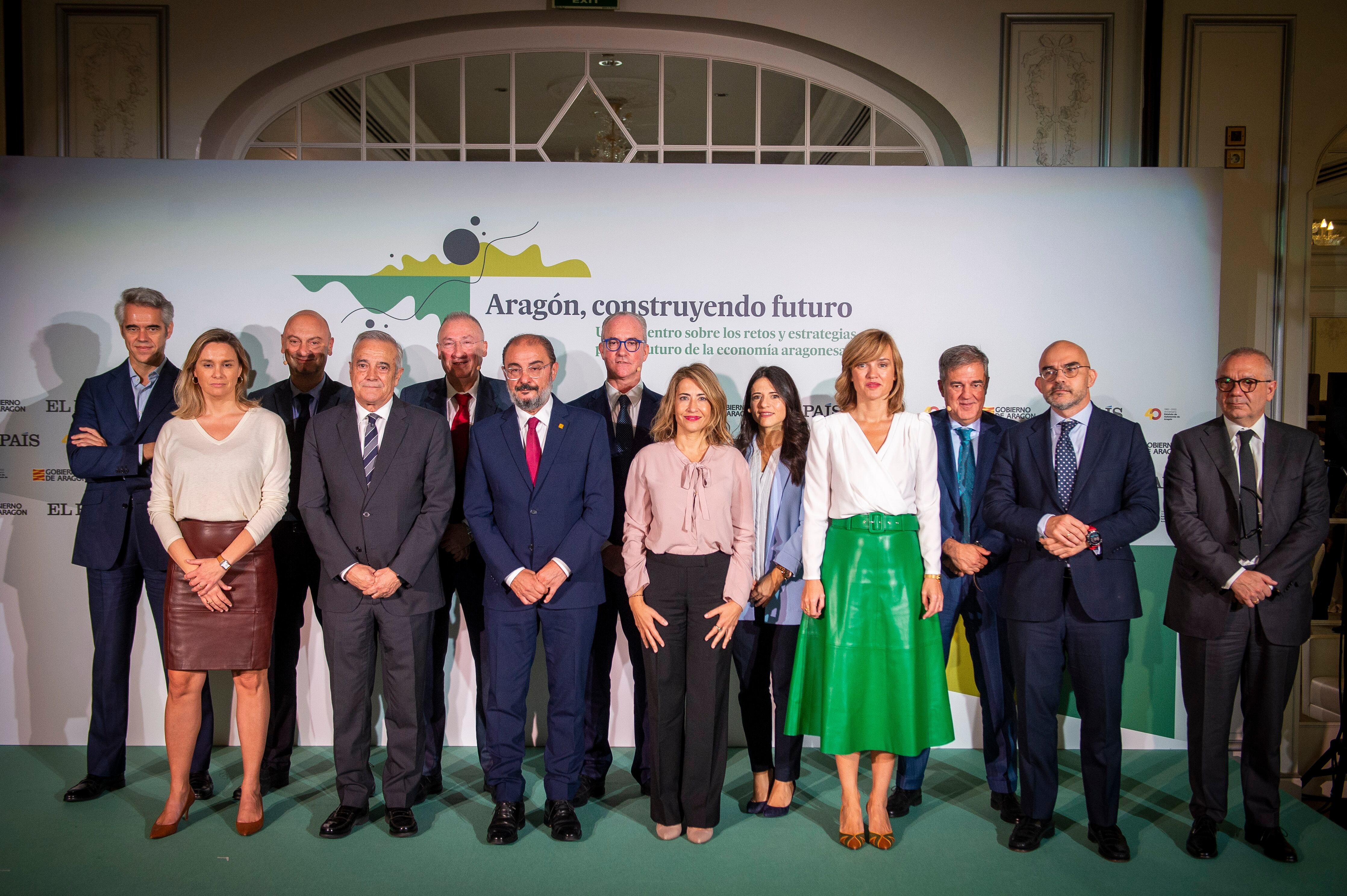 Foto de familia del encuentro 'Aragón, construyendo futuro', al finalizar el acto en el hotel The Westin Palace de Madrid.