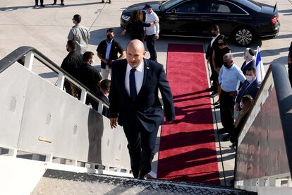 El primer ministro israelí, Naftali Bennett, sube al avión en el que viajó a EE UU, el martes en el aeropuerto Tel Aviv.