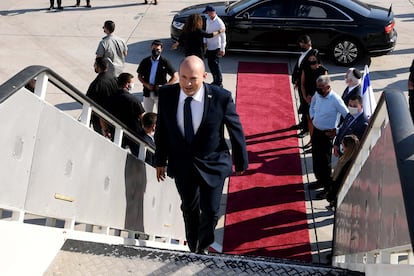 El primer ministro israelí, Naftali Bennett, sube al avión en el que viajó a EE UU, el martes en el aeropuerto Tel Aviv.