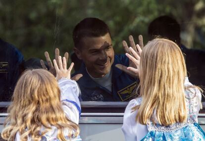 El estadounidense Reid Wiseman, miembro de la tripulación de la Estación Espacial Internacional, se despide de sus hijas en el cosmódromo de Baikonur (Kazajistán), el 28 de mayo de 2014.