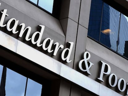 S&P avisa de limitaciones en los dividendos de la banca y de un modesto deterioro del capital