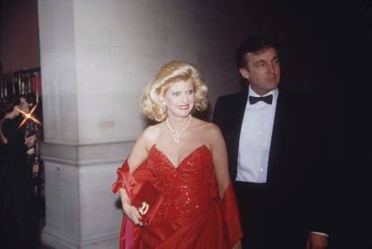 En 1986, Trump acudió acompañado por la que enconces era su pareja, la modelo y empresaria Ivana Trump.