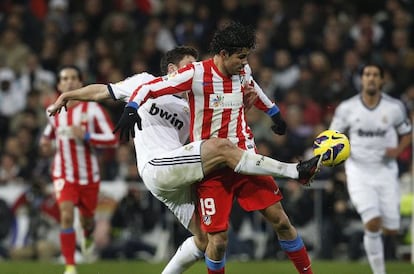 Diego Costa pugna por el balón con Xabi Alonso en el partido de la primera vuelta.