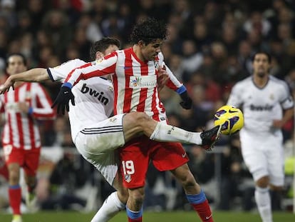 Diego Costa pugna por el balón con Xabi Alonso en el partido de la primera vuelta.