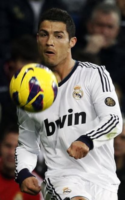 Cristiano corre tras un balón en el Bernabéu.