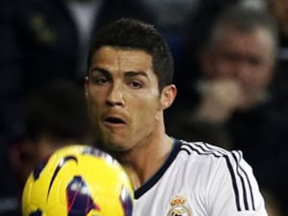 Cristiano corre tras un balón en el Bernabéu.