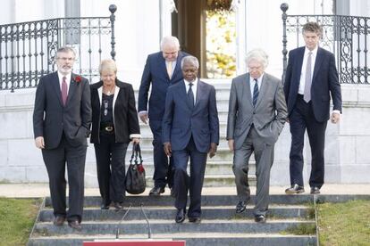 Desde la izquierda, Gerry Adams, Gro Harlem, Bertie Ahern, Kofi Annan, Pierre Joxe y Jonathan Powell, el 17 de octubre de 2011 en San Sebasti&aacute;n, tras la conferencia internacional sobre la paz en la que se reclam&oacute; a ETA el fin definitivo del terror