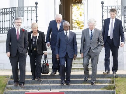 Desde la izquierda, Gerry Adams, Gro Harlem, Bertie Ahern, Kofi Annan, Pierre Joxe y Jonathan Powell, el 17 de octubre de 2011 en San Sebasti&aacute;n, tras la conferencia internacional sobre la paz en la que se reclam&oacute; a ETA el fin definitivo del terror