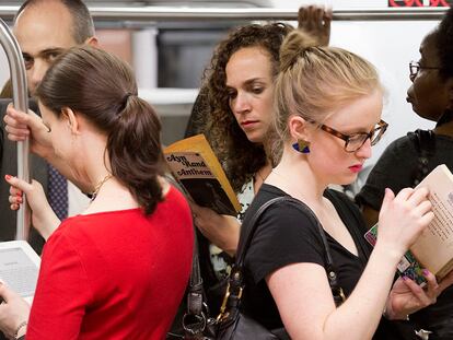 El homenaje a la gente que (todavía) lee libros en el metro