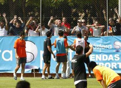 Un momento del altercado de ayer en la ciudad deportiva del Valencia en Paterna.