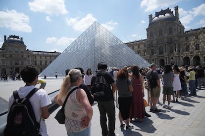 Turistas hacen cola el lunes para entrar en el Louvre.