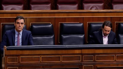 Pedro Sánchez (l) and Pablo Iglesias in Congress today.