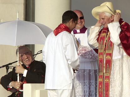 Benedicto XVI se coloca un sombrero de paja en su primer encuentro con los jóvenes a su llegada a Madrid el pasado agosto.