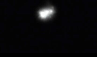 Imagen tomada del vídeo grabado por el astrónomo aficionado francés Thierry Legault el pasado 15 de septiembre, en el que se aprecia el satélite UARS.