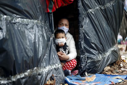 Cidadãos venezuelanos em um acampamento improvisado à margem de uma rodovia em Bogotá. 