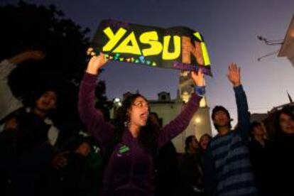 Manifestantes ecuatorianos protestan a las afueras del Palacio de Gobierno, en Quito (Ecuador), en contra de la explotacin de la reserva ecolgica Yasun-ITT.