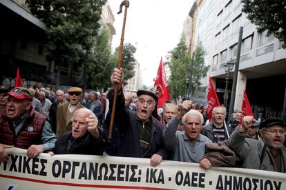Un grupo de jubilados griegos protesta contra los recortes a las pensiones, en Atenas.
