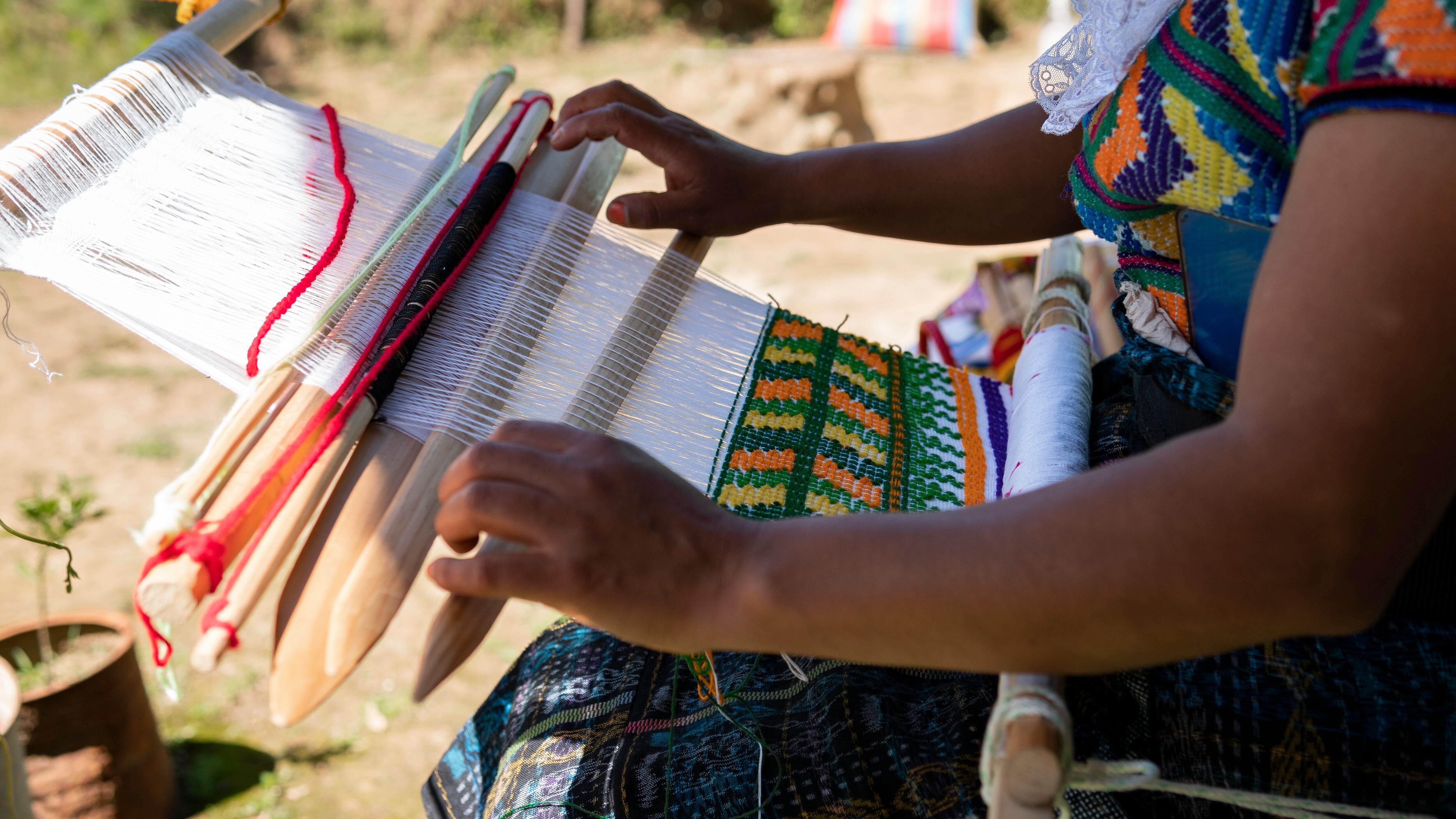 Una tejedora maya trabaja con su telar de cintura en Guatemala