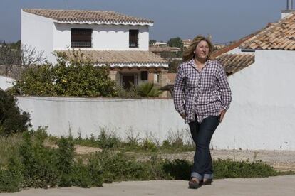 La concejala de urbanismo, Marisol Ayala en la urbanización Borreguito, construida ilegalmente en Chiclana, el pasado martes.