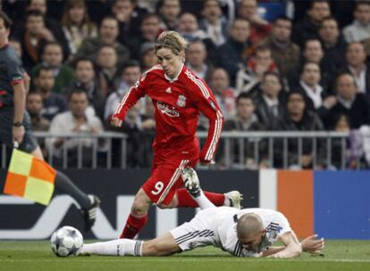 Fernando Torres avanza ante Pepe.