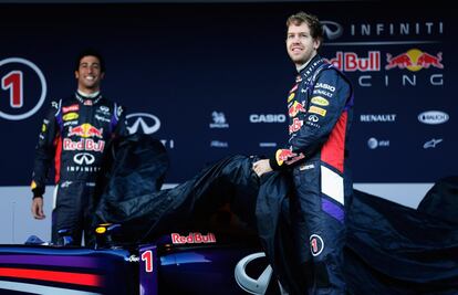 Sebastian Vettel y Daniel Ricciardo descubriendo el nuevo RB10.